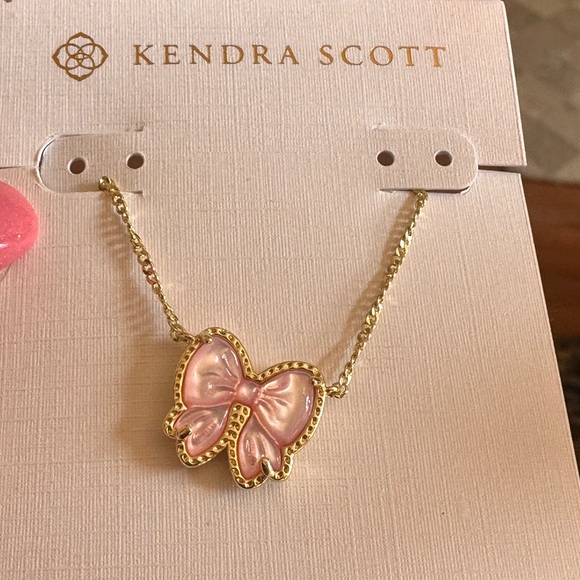 Kendra Scott Gold-Tone Light Pink Haley Bow Short Pendant Necklace NWT - Picture 9 of 9
